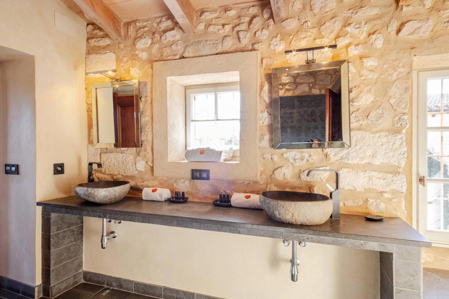 Casa De Piedra Ubicada En El Exclusivo Wine Village De Viladellops, Te Ofrece Una Experiencia Unica, Donde El Lujo Y La Tradicion Se Fusionan En Un Entorno Natural Privilegiado Bagian luar foto