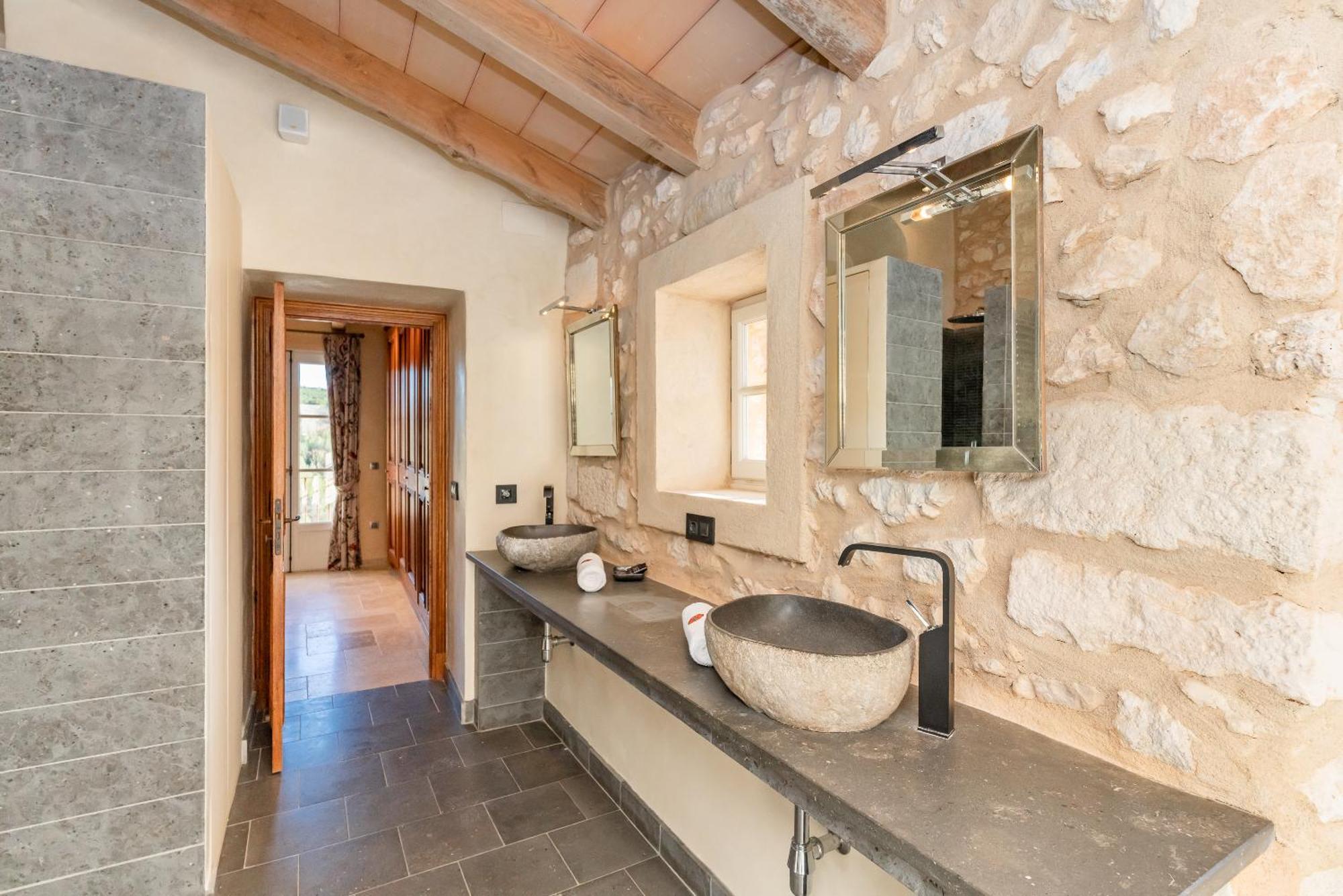 Casa De Piedra Ubicada En El Exclusivo Wine Village De Viladellops, Te Ofrece Una Experiencia Unica, Donde El Lujo Y La Tradicion Se Fusionan En Un Entorno Natural Privilegiado Bagian luar foto