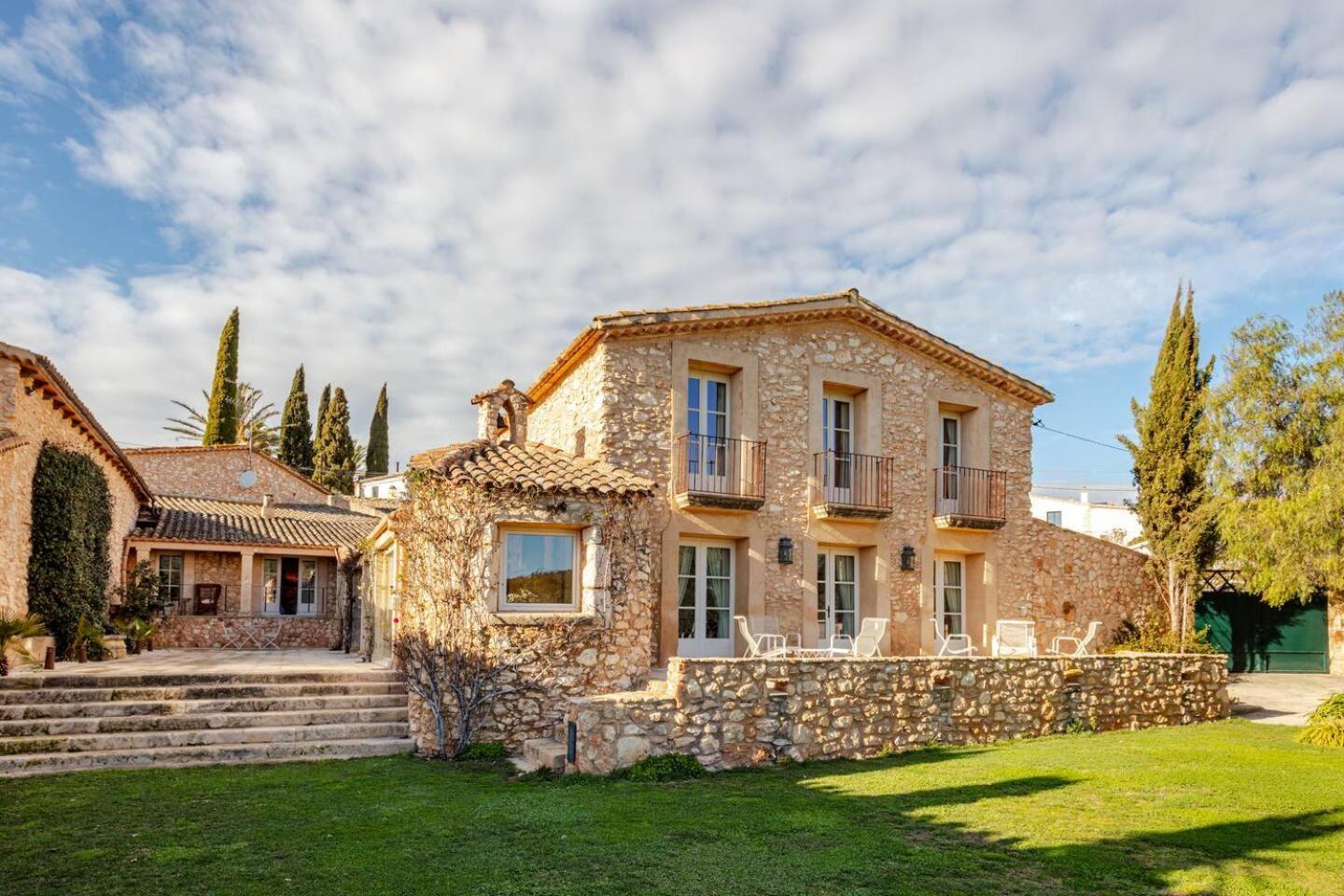 Casa De Piedra Ubicada En El Exclusivo Wine Village De Viladellops, Te Ofrece Una Experiencia Unica, Donde El Lujo Y La Tradicion Se Fusionan En Un Entorno Natural Privilegiado Bagian luar foto