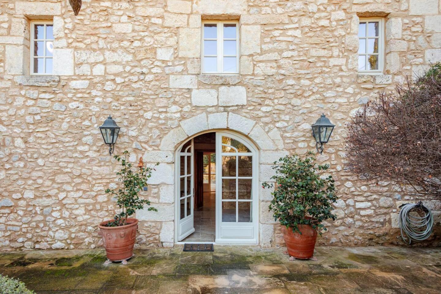 Casa De Piedra Ubicada En El Exclusivo Wine Village De Viladellops, Te Ofrece Una Experiencia Unica, Donde El Lujo Y La Tradicion Se Fusionan En Un Entorno Natural Privilegiado Bagian luar foto